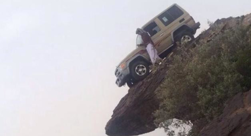 سعودي يجازف بسيارته لتسلق قمة جبال فيفاء