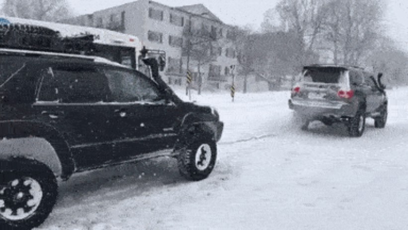 سيارات SUV تنقذ حافلة عالقة في الجليد