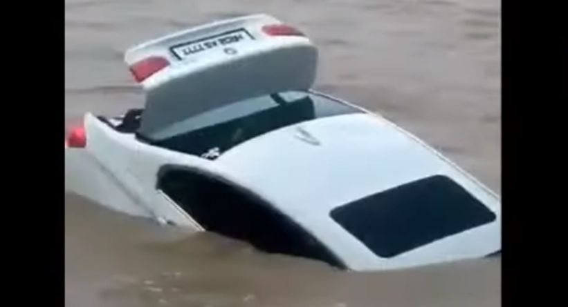 شاب يدفع سيارة BMW الفئة الثالثة في النهر، وتعرف على السبب!