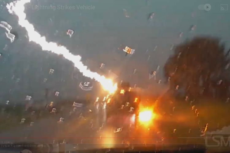 شاهد البرق يضرب سيارة جيب جراند شيروكي في مشهد مخيف!