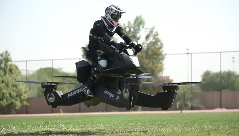 شاهد بالفيديو .. شرطة دبي تبدأ تدريب أفرادها على قيادة الدراجة الطائرة