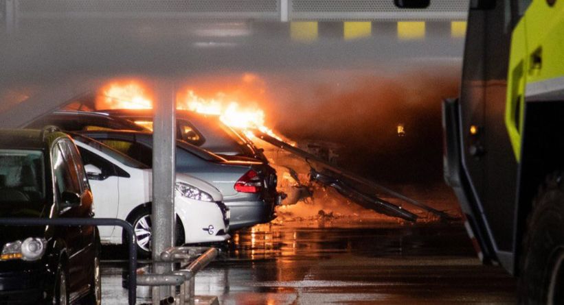 شاهد حريق هائل يدمر مئات السيارات في جراج سيارات بالنرويج