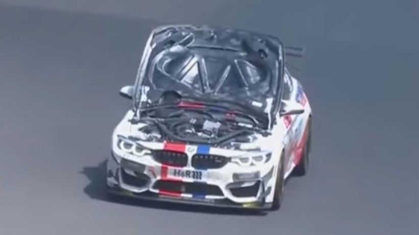 شاهد سائق BMW M4 GT4 يفقد الرؤية بسبب غطاء المحرك ويصطدم بالحاجز