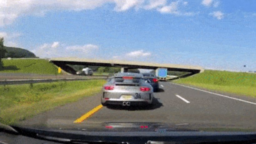 شاهد سائق بورشه 911 GT3 يتجنب الاصطدام بشاحنة برد فعل مبهر