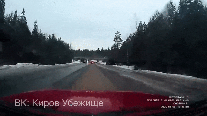 شاهد سائق روسي يتعرض لحادث مشابه لما يحدث في أفلام الرعب!