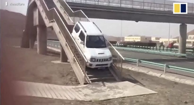 شاهد سائق مجنون يعبر جسر المشاة بسوزوكي جيمني