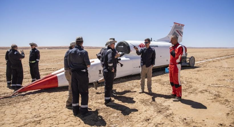 شاهد سيارة Bloodhound LSR تكمل أول اختبار لها في حلبة Hakskeenpan الصحراوية بسرعة خارقة