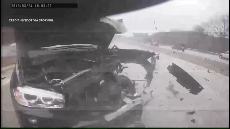 شاهد سيارة BMW تصطدم بخلفية شاحنة مساعدة قبل أن تنقلب على رأسها