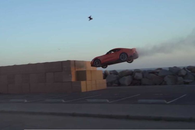 شاهد سيارة تويوتا سوبرا تقفز نحو كومة ضخمة من صناديق الكرتون!