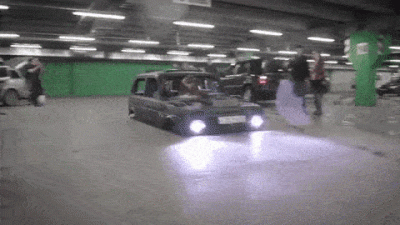 شاهد سيارة لادا نيفا الأكثر انخفاضاً في العالم تبدو غريبة للغاية