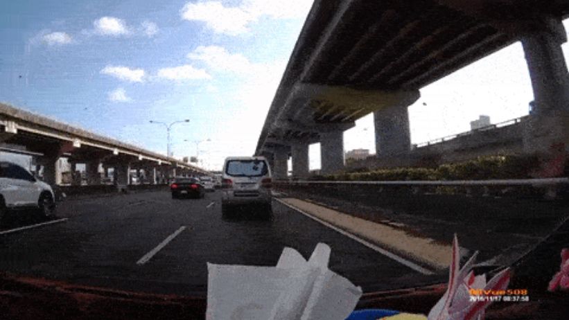 شاهد سيارة هوندا CR-V تنقلب بعد اصطدامها بدودج تشالنجر