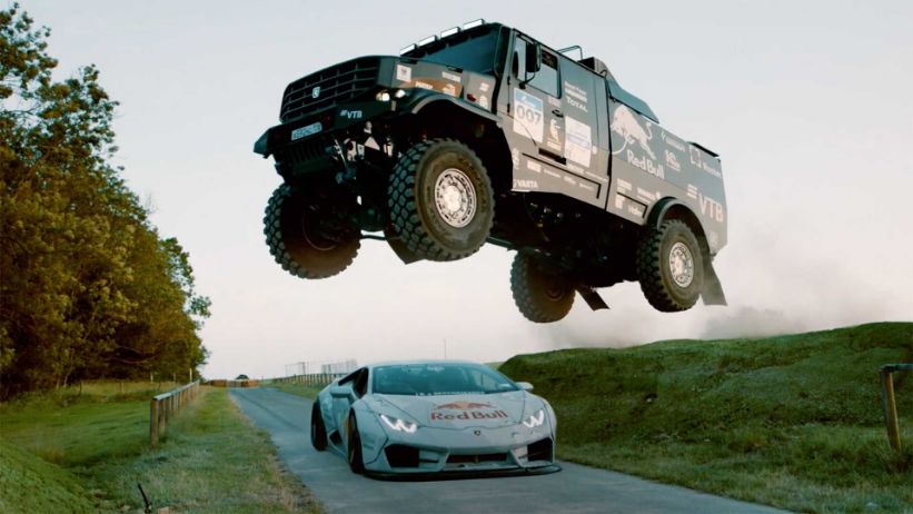شاهد شاحنة كاماز تقفز فوق لامبورجيني هوراكان في سباق إلى جودوود!