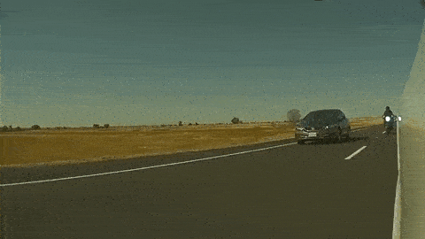 شاهد كاميرات تيسلا موديل 3 توثق قيام سائق دراجة نارية بتحطيم مرآتها