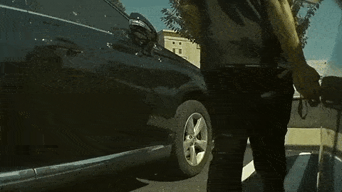 شاهد كاميرات سيارة تيسلا موديل 3 تلتقط شخص وهو يخربها دون سبب!