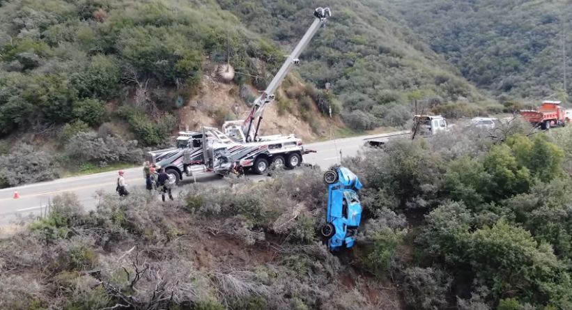 شاهد كيف تم إنقاذ سيارة موستانج سقطت في وادي منحدر