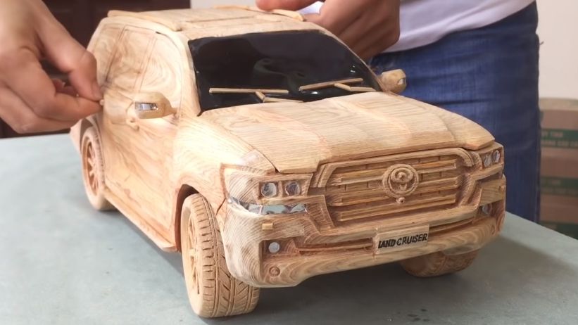 شاهد كيف يتم عمل نموذج خشبي من سيارة تويوتا لاندكروزر