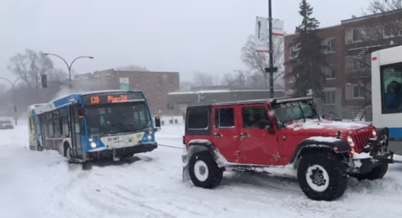 شاهد مجموعة من سيارات الـ SUV تحرر حافلة عالقة في الثلج بصعوبة