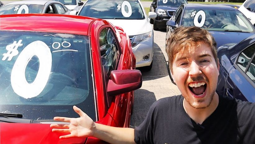 شاهد مستخدم يوتيوب يشتري 12 سيارة ويعطيهم هدية للغرباء