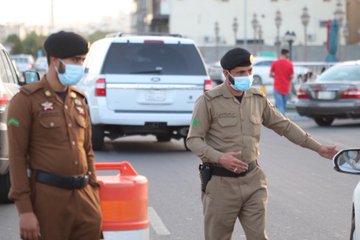 شرطة منطقة مكة المكرمة تقوم برصد التجمعات وعدم الالتزام بالتباعد ولبس الكمامات بالطائف