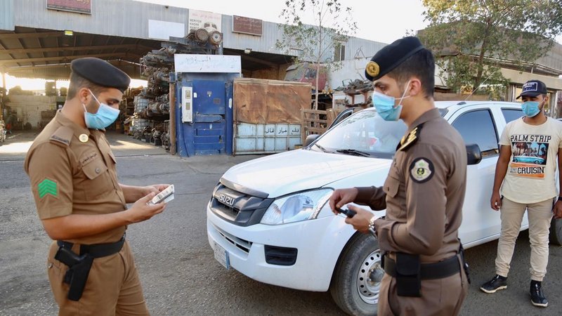 شرطة منطقة مكة المكرمة تنفذ حملات على معارض السيارات لتأكد من تطبيق الاحترازات الوقائية