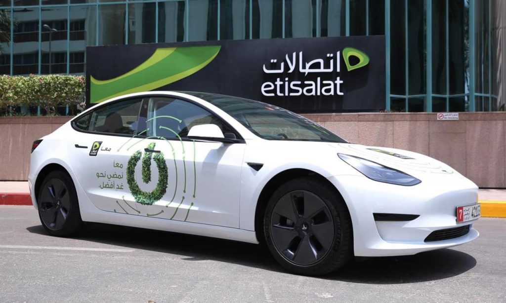 شركة الإتصالات الإماراتية تستخدم سيارات تيسلا في أسطول مركباتها