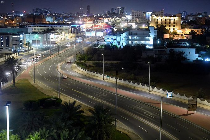 طرق وشوارع وميادين محافظة جدة خالية مع أول أيام شهر رمضان المبارك