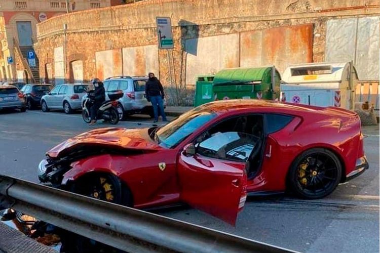 عامل مغسلة بإيطاليا يتعرض لحادث بسيارة فيراري 812 مملوكة للاعب كرة قدم