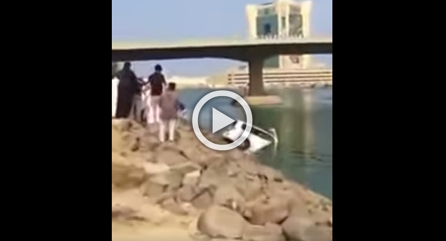 غرق تويوتا لاندكروز في بحيرة بمدينة جدة!