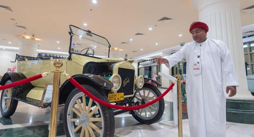 فريق السيارات الخليجية يستهوي زوار كلاسيك القصيم