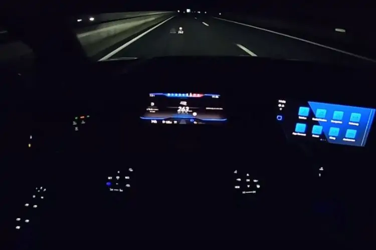 فولكس فاجن جولف R 2021 تُحاول الوصول لأقصى سرعة لها ليلاً