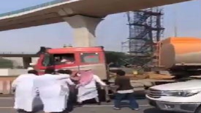 فيديو: شاحنة تحطم مجموعة من السيارات على الطريق الدائري الشمالي في الرياض