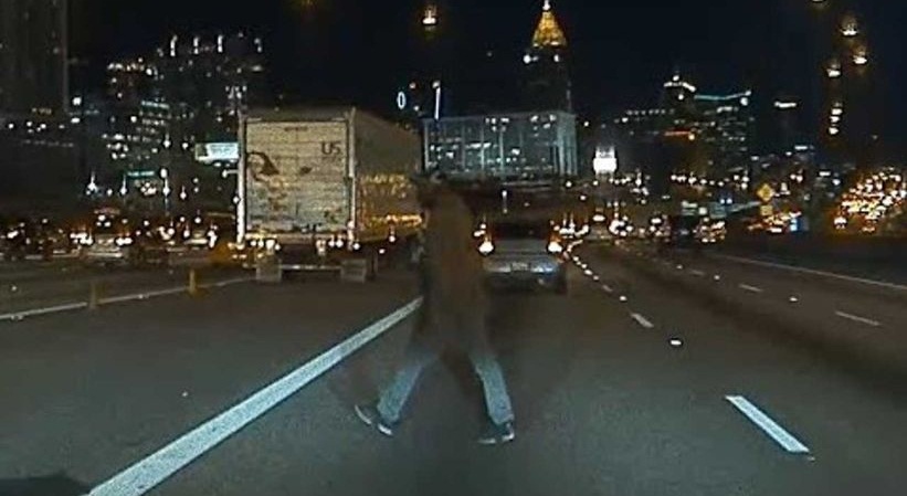 فيديو يظهر قدرة سائق تيسلا الآلي على تفادي دهس أحد المشاه