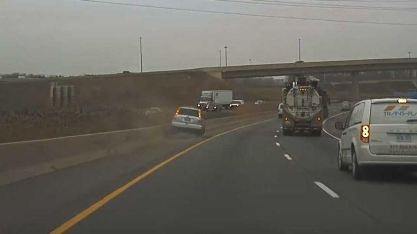 كاميرا سيارة تيسلا صورت سيارة هوندا CR-V تصطدم بالحاجز الخرساني