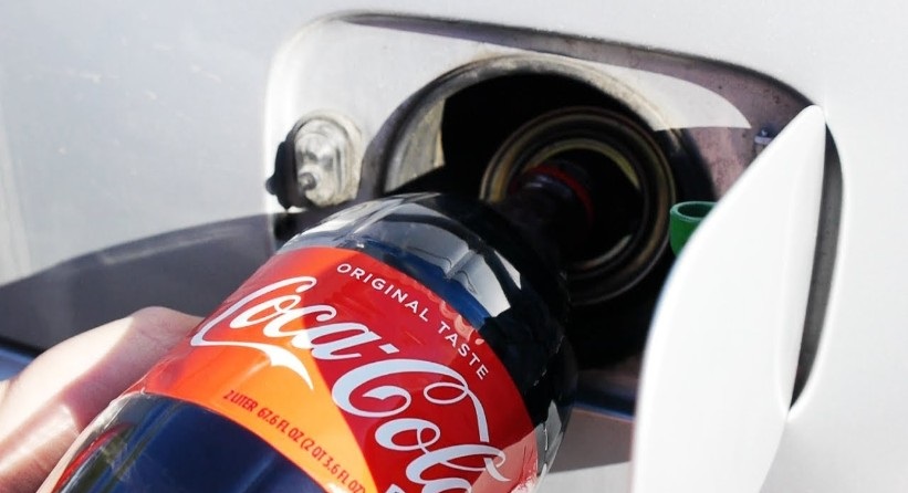 كم يمكن لهذه السيارة أن تسير بعد وضع زجاجة كوكاكولا في تنك البنزين؟