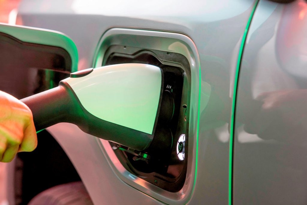 كندا تفرض حظرًا على السيارات التي تعمل بالوقود بحلول 2035
