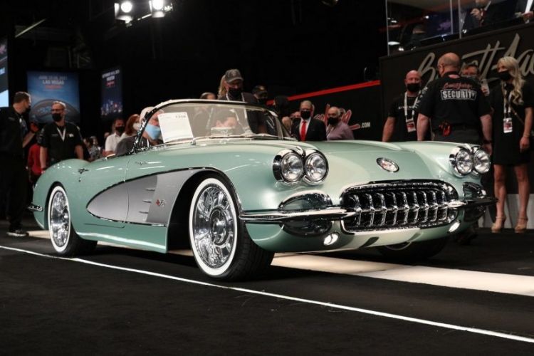 كيفين هارت يشتري سيارة كورفيت 1959 مقابل 3.1 مليون ريال