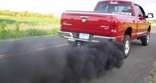 لاتنتظر طويلا عندما تشاهد الدخان الأسود يخرج من عادم سيارتك لأن الضرر سيقع على المحرك