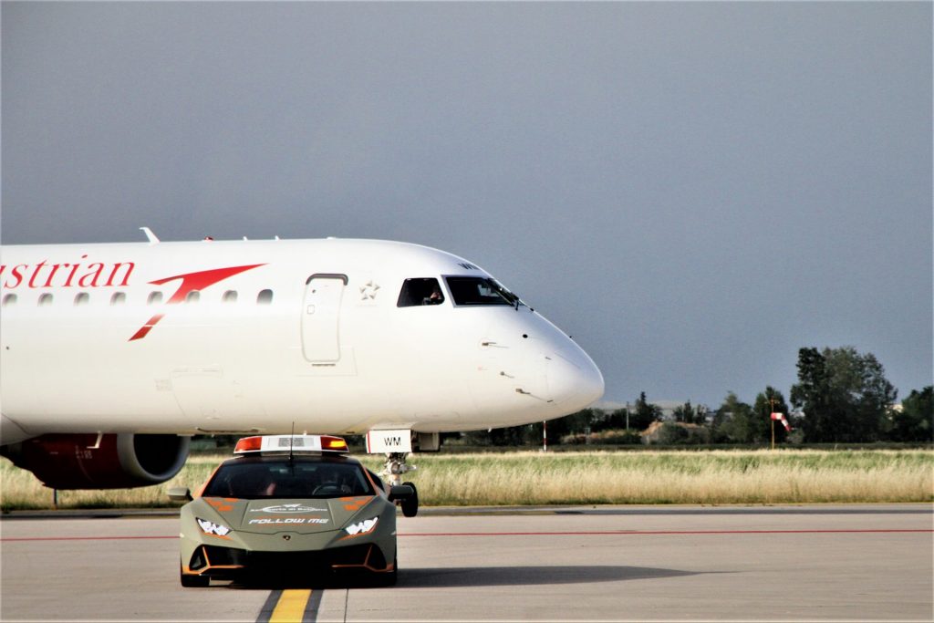 لامبورجيني هوراكان EVO تقود الطائرات القادمه والمغادره بمطار بولونيا