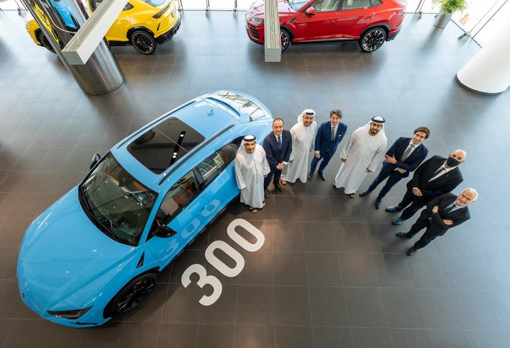 لامبورغيني تحتفل ببيع مركبتها رقم 300 في الإمارات