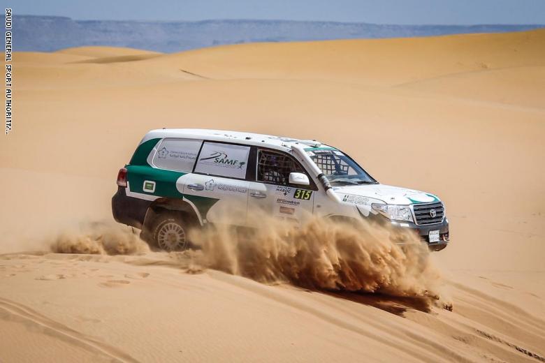 ما التحديات التي واجهها بطل العالم السعودي للراليات الصحراوية؟