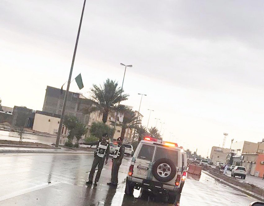 مرور الجوف يحذر مرتادي الطرق من هطول الأمطار