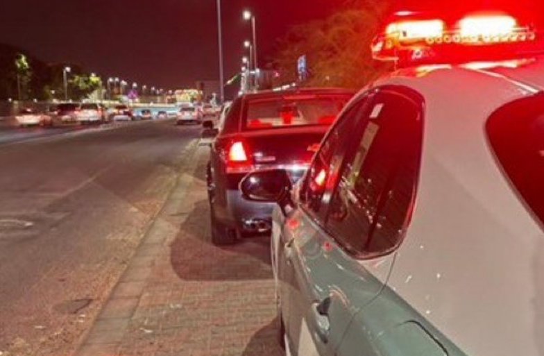 مرور محافظة الطائف تمكن من ضبط قائد مركبة يقود المركبة بسرعة عالية وبدون لوحات
