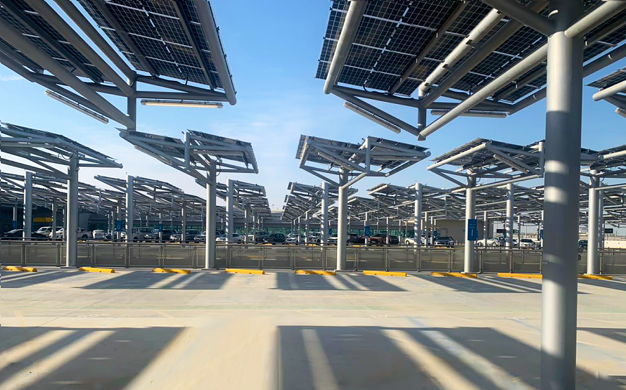 مطارات أبوظبي تنجز أكبر مبنى لمواقف السيارات مزوّد بالطاقة الشمسية