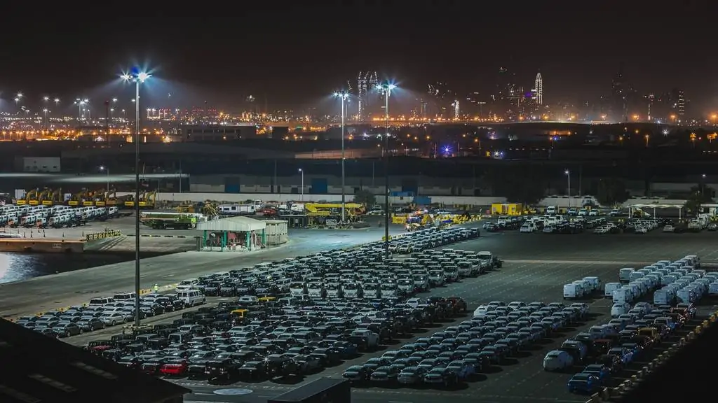 موانئ دبي تدخل في شراكة مع جيفكو لتقديم حلول تخزين السيارات