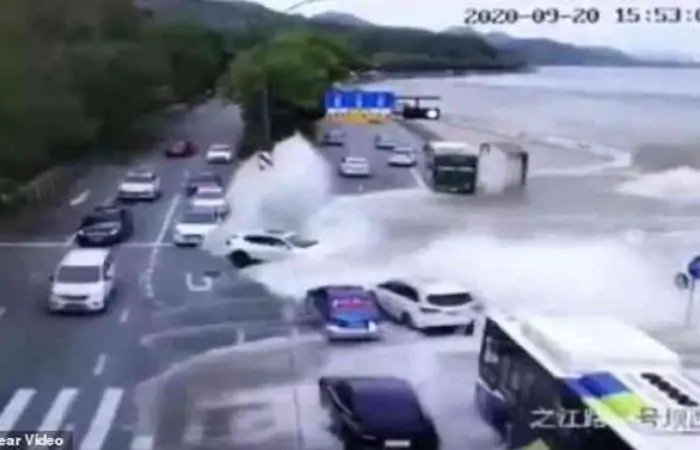 موجة مد مفاجئة تغرق عشرات السيارات خلال ثوان في الصين