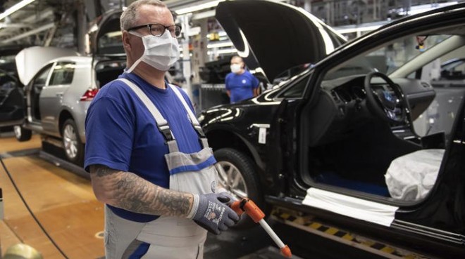 نقابة عمال المعادن تحسن خطتها لإنقاذ قطاع مستلزمات السيارات في ألمانيا