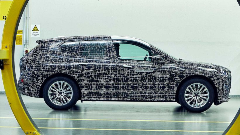 نموذج أولي لـ BMW iNEXT 2021 يظهر في إعلان تشويقي جديد