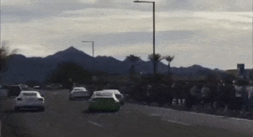 نيسان 350Z ومازدا RX-8 تتعرضان لحادث قوى في عرض سيارات