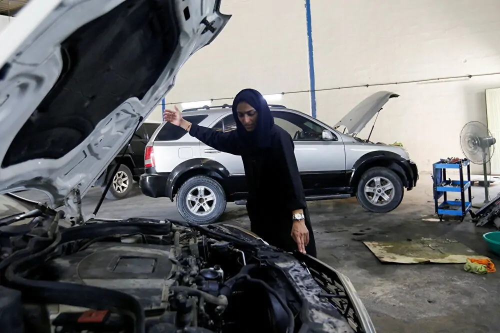 هدى المطروشي صاحبة أول ورشة لإصلاح السيارات في الإمارات