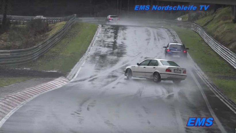 هذا ما يحدث عندما يقوم سائقون هواة بالاستعراض على حلبة نوربورجرينج في يوم ممطر